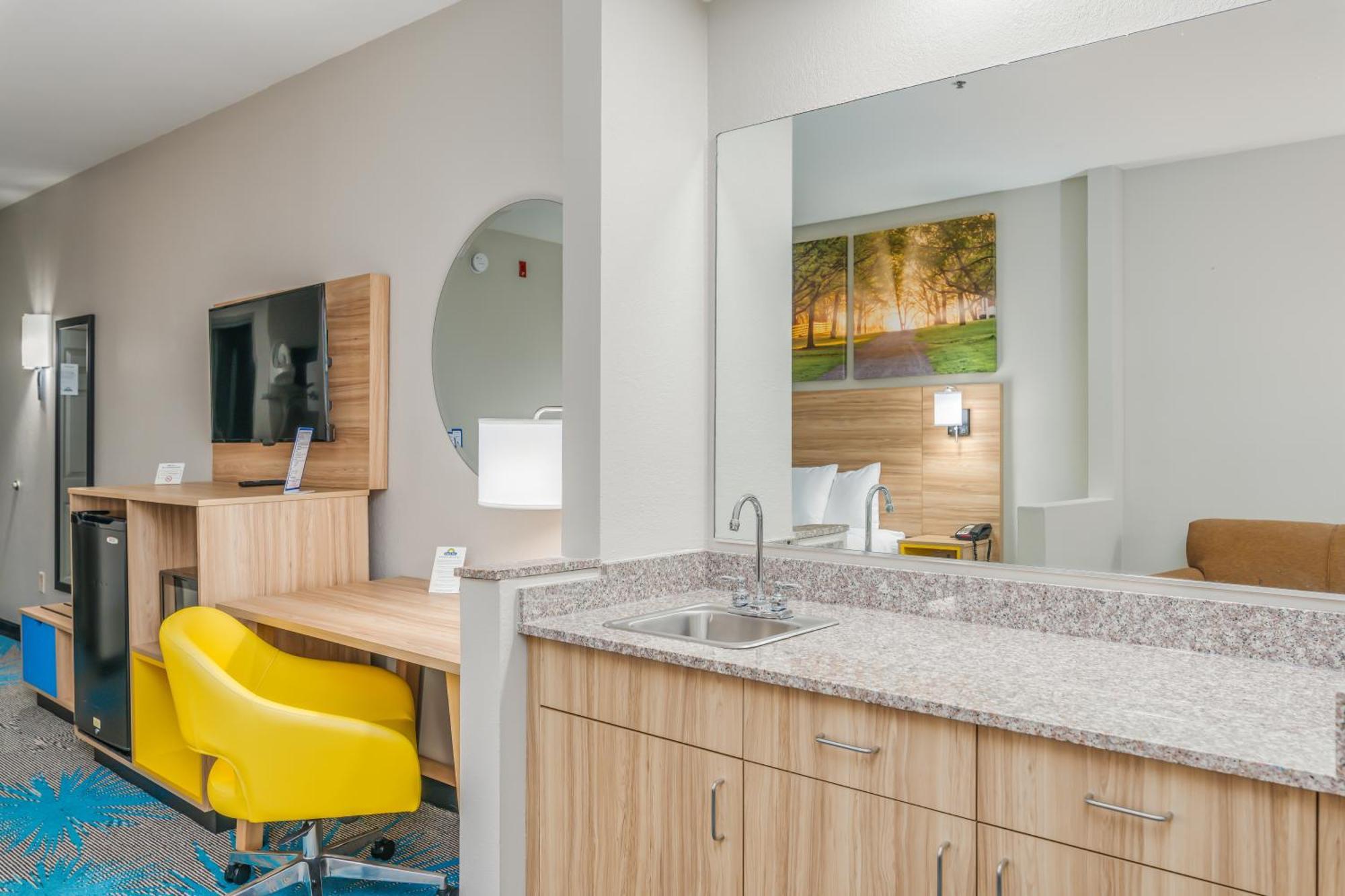 Days Inn & Suites By Wyndham Prattville-Montgomery Екстериор снимка